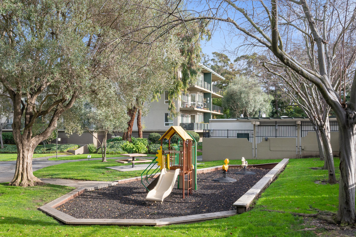930 Peninsula #405 is a 2 bd, 2ba condo, listed by The Sharp Group, a luxury real estate group that serves Hillsborough, San Mateo, Burlingame and the Peninsula.