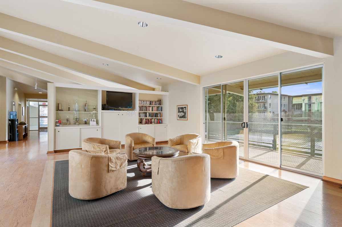 930 Peninsula #405 is a 2 bd, 2ba condo, listed by The Sharp Group, a luxury real estate group that serves Hillsborough, San Mateo, Burlingame and the Peninsula.