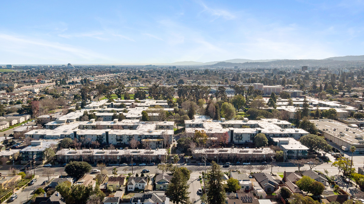 930 Peninsula #405 is a 2 bd, 2ba condo, listed by The Sharp Group, a luxury real estate group that serves Hillsborough, San Mateo, Burlingame and the Peninsula.