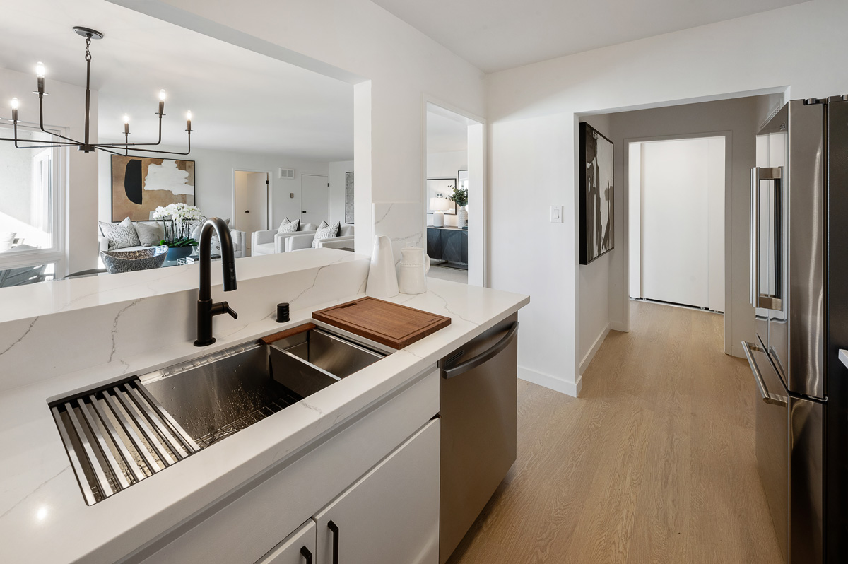 930 Peninsula #405 is a 2 bd, 2ba condo, listed by The Sharp Group, a luxury real estate group that serves Hillsborough, San Mateo, Burlingame and the Peninsula.
