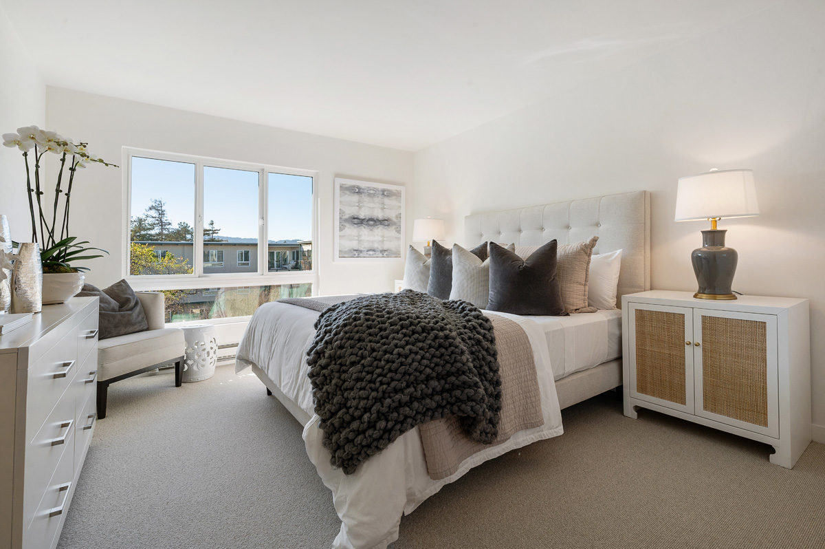 930 Peninsula #405 is a 2 bd, 2ba condo, listed by The Sharp Group, a luxury real estate group that serves Hillsborough, San Mateo, Burlingame and the Peninsula.