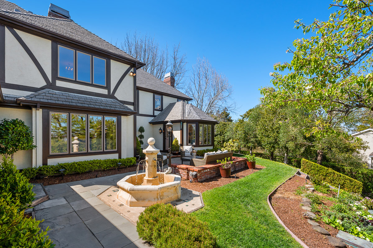 2960 Privet Drive is an estate property in the hills of Hillsborough, California