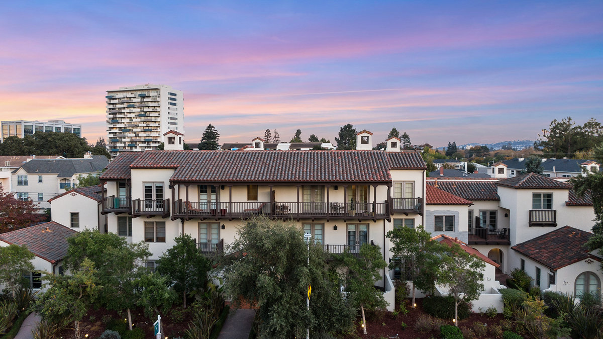 141 West 3rd Avenue is an immaculate 1 bedroom condo in the heart of San Mateo's Baywood Neighborhood